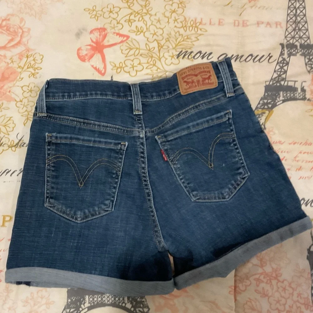 Levi’s Short - Picture 3 of 4